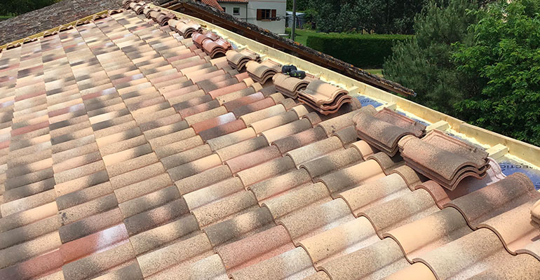 Pose et remplacement de tuiles à Antibes dans les Alpes-Maritimes